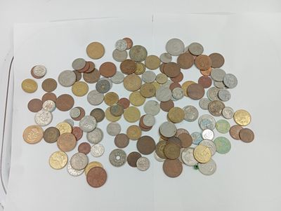 beaucoup de pièces dans une boîte blanche posée sur une table