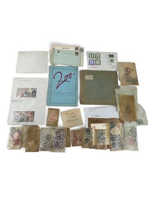 beaucoup de vieux timbres et d'enveloppes sur la table