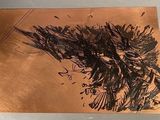 un gros plan sur un morceau de métal sur lequel figure un dessin