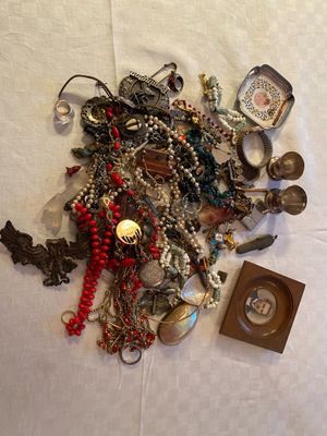 une pile de bijoux assortis sur une table