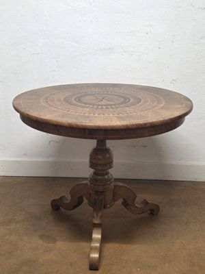 TABLE ronde en bois de placage à décor marqueté de formes gé…