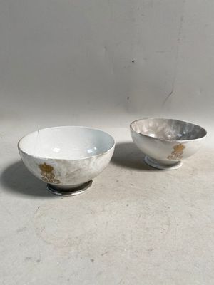 deux bols posés l'un à côté de l'autre sur une table