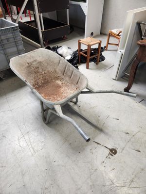 une brouette au milieu d'une pièce en cours de rénovation