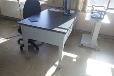 un bureau avec un ordinateur dans une pièce