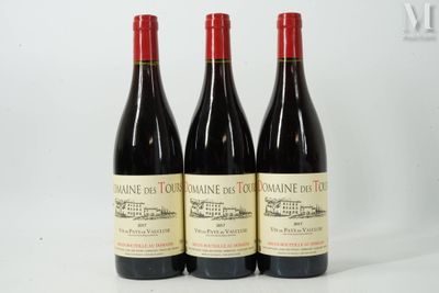 trois bouteilles de vin rouge posées côte à côte sur une table