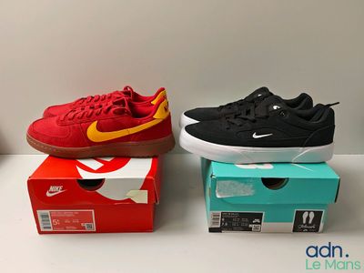trois paires de chaussures sont posées sur des cartons, sur une table