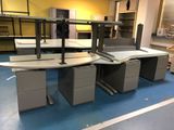 deux bureaux et un classeur dans une pièce
