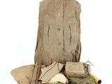 une image représentant un uniforme militaire et des objets disposés sur une surface blanche