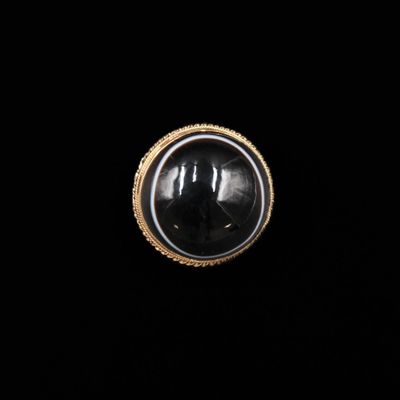 Broche circulaire monture en or jaune 14K (585°/°°) ornée d'…