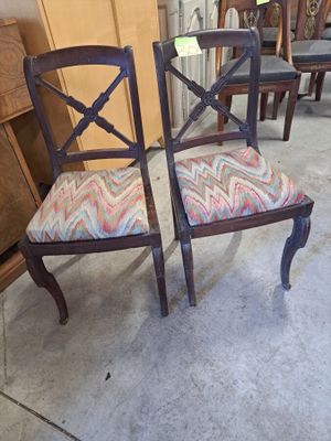 paire de chaises de salle à manger anciennes avec coussins d'assise rembourrés