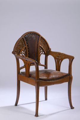 une image représentant une chaise en bois avec une assise en cuir sur fond blanc