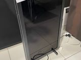 un téléviseur posé par terre dans la pièce