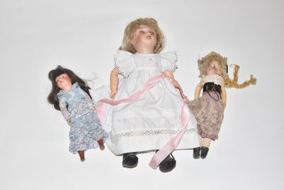 Poupée UNIFRANCE, tête porcelaine, moule N°301. - Photo 1