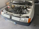 une voiture blanche dont le capot est ouvert dans un garage