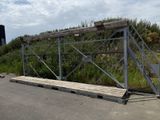 une photo d'un pont en bois au bord de la route
