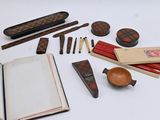 un grand nombre d'objets posés sur une table