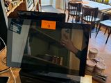 un ordinateur portable posé sur une table dans un magasin