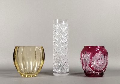 trois vases posés l'un à côté de l'autre sur une table