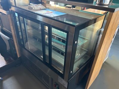 une vitrine en verre contenant beaucoup de nourriture
