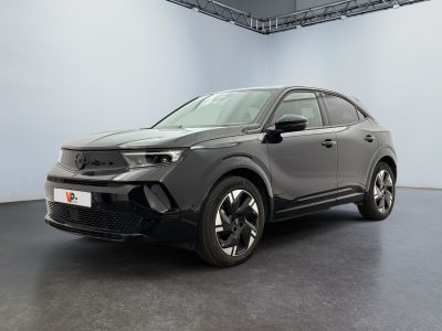 Le nouveau SUV Toyota C-HR est exposé dans un showroom