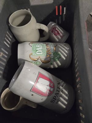 un panier rempli de tasses à café et de stylos