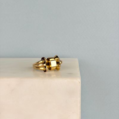 une bague en or posée sur un bloc de marbre