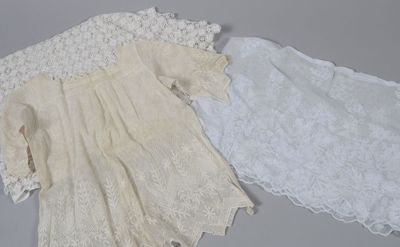 Lot comprenant : un bas d'aube en tulle brodé d'épis de blé,…