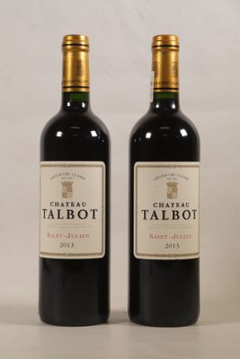 deux bouteilles de vin rouge posées l'une à côté de l'autre sur une table