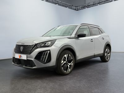 un SUV blanc garé dans un garage au sol noir
