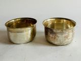 paire de tasses anciennes en métal argenté sur fond blanc