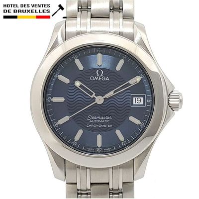 une image montrant un gros plan d'une montre-bracelet au cadran bleu