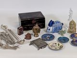un grand nombre d'objets posés sur une table