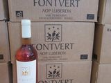 des bouteilles de vin posées sur une table devant des cartons de vin