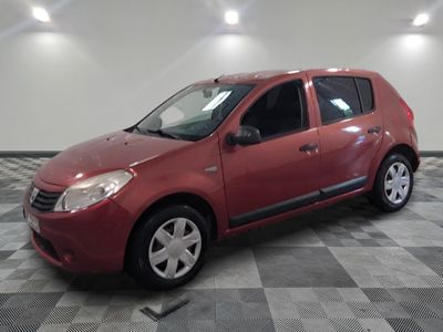 la photo d'une voiture rouge garée dans un garage
