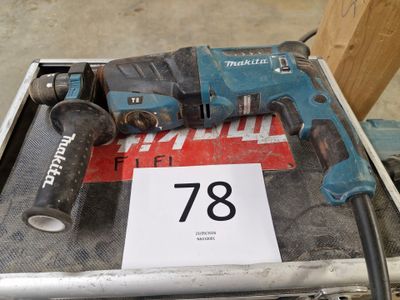 une perceuse posée sur une boîte
