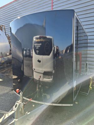 le reflet d'un bus dans un miroir fixé sur le mur d'un immeuble