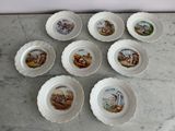six assiettes blanches ornées d'images d'animaux, posées sur une table