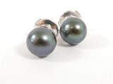 une paire de boucles d'oreilles à clous en perles noires sur fond blanc