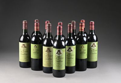 six bouteilles de vin rouge alignées