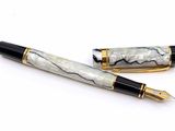 deux stylos à plume posés l'un à côté de l'autre sur une surface blanche