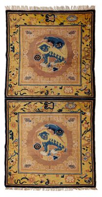 un lot de deux tapis ornés de motifs bleus et jaunes