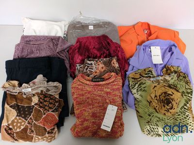 un tas de vêtements posés sur une table