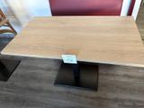 une table sur laquelle est posée une étiquette de prix dans un magasin