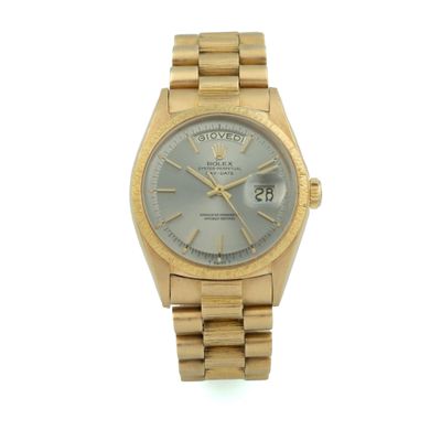 une image d'une montre Rolex dorée sur fond blanc
