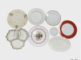 un grand nombre d'assiettes posées sur une table
