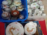 un bac bleu rempli d'assiettes et de tasses posé sur une table