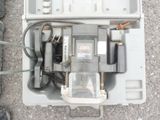 vue de dessus d'un coffret électrique contenant de nombreux fils