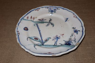 une assiette bleue et blanche ornée d'oiseaux et de fleurs