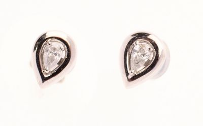 Paire de CLOUS d'OREILLES en platine 800 °/°° centrés de deu…