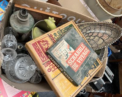une boîte remplie de vieux livres et d'autres objets